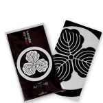 Ce kamon représente trois feuilles de kashiwa. Elles étaient utilisées autrefois comme couverts dans les rituels Shinto. Ce faisant, on a considéré l’arbre de kashiwa comme divin, et ceci a servi de base à son usage dans les kamon.