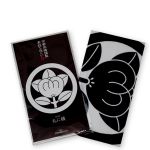 Le motif représente le tachibana, arbre feuillu en toutes saisons et représente alors l’éternité.